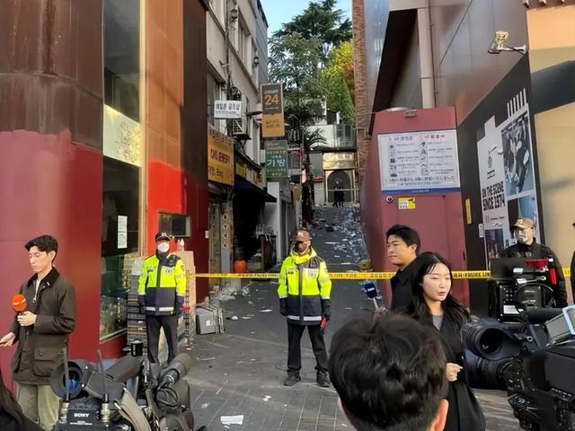 韩国踩踏悲剧：女生卡死无法拉出，幸存者大腿淤青，遇拥挤咋做？