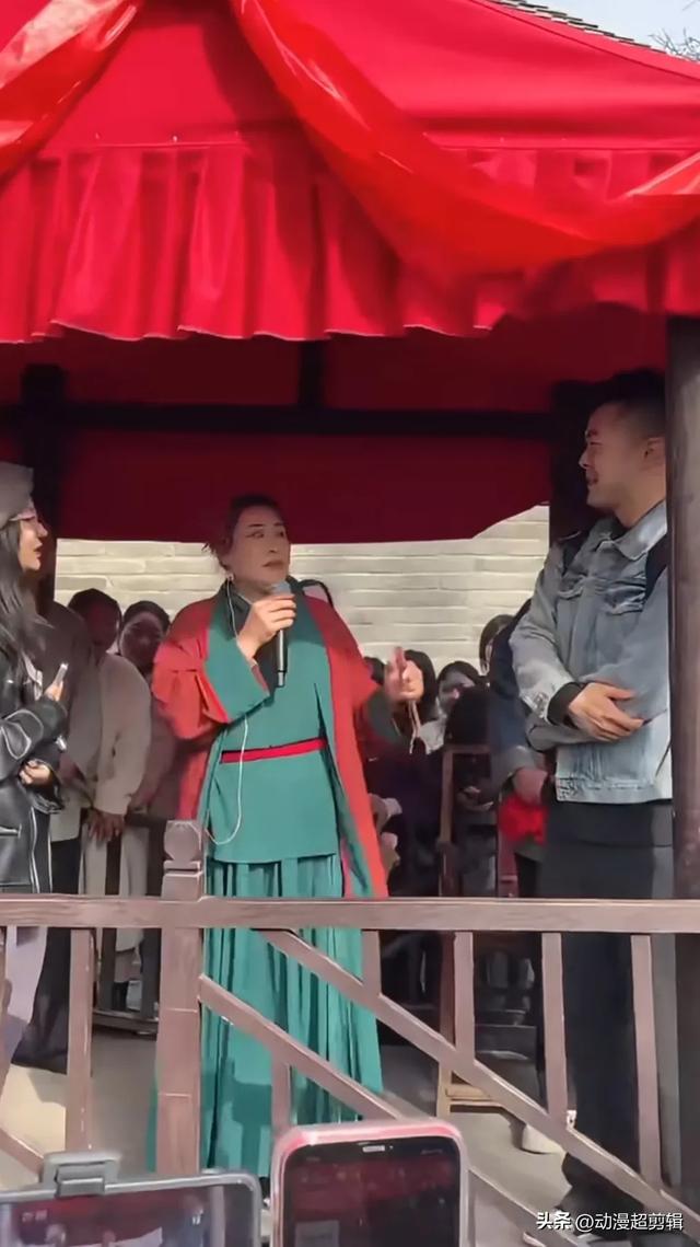 “王婆说媒”小美女上台，七八个男生上台，太受欢迎了！