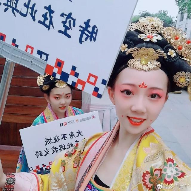 90后“不倒翁”美少女一夜爆火，千万网友在线求牵手：人间富贵花