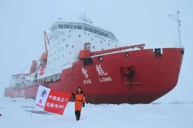 帅！红毯上，她一袭白衣惊艳出场