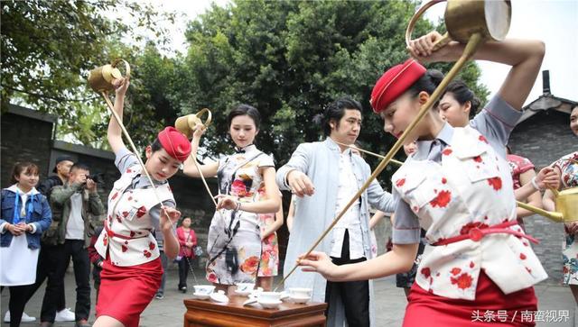 旗袍美女拜师献艺 很多市民都盯着看 就差被老婆拧耳朵了