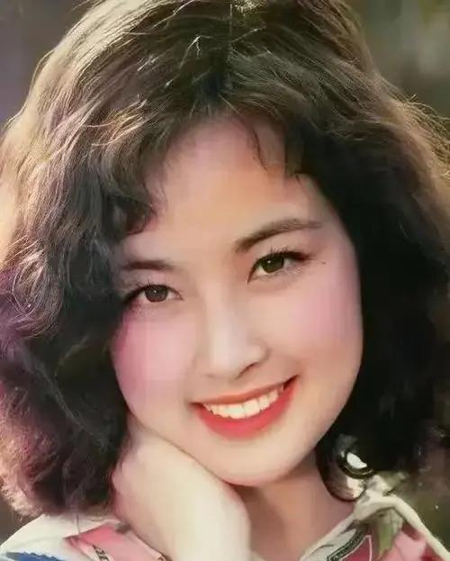 外鼻翅过大 李秀明算顶级大美女吗？看她和张瑜等人的合照就知道