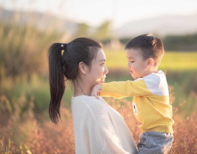 如果孩子爱摸妈妈的乳房，怎么办？