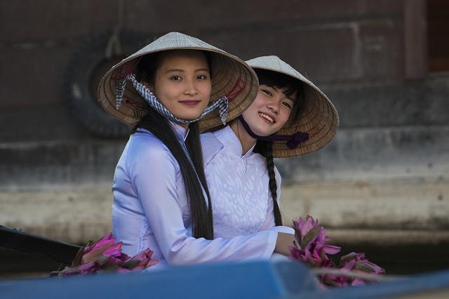 女孩穿越南国服奥黛好看，还是穿中国旗袍好看，欢迎讨论