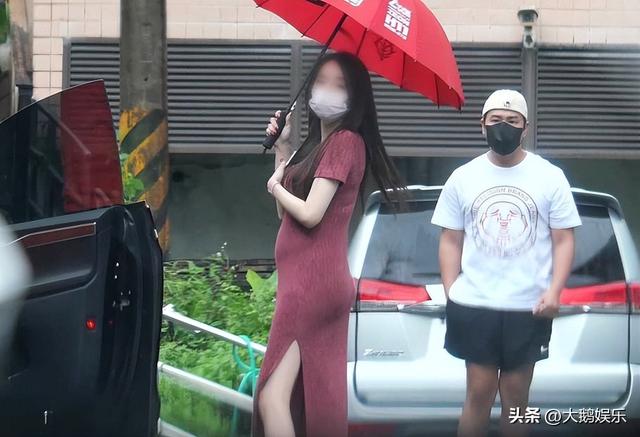 欧弟离婚3年再当爹，1米8长腿女友挺孕肚帮忙接娃，二人尚未登记