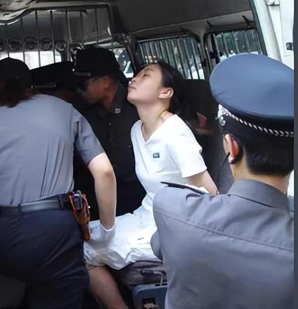 美女被执行药物注射死刑，临刑时希望穿白衣，走的干干净净