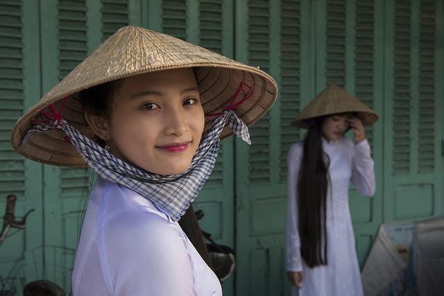 女孩穿越南国服奥黛好看，还是穿中国旗袍好看，欢迎讨论