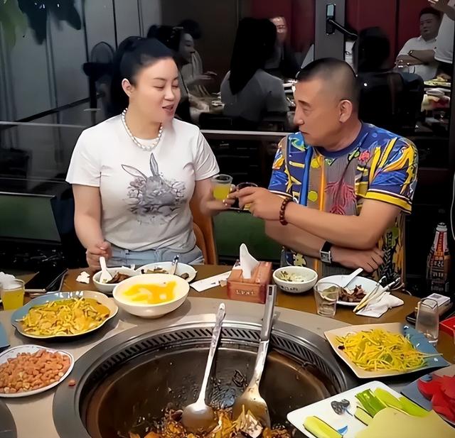 关婷娜穿泳装泡温泉，身材丰腴皮肤白到发光，提篮喂食驯鹿