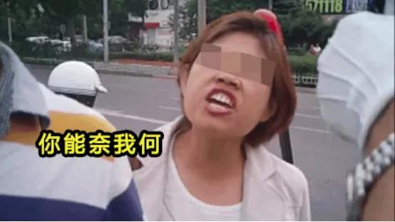 美女当街飞踢环卫工后续，被刑拘、罚300元，曾扬言见一次打一次