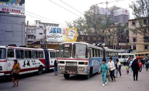 90年代上海老照片：图5酒吧里的陪酒女郎，图9还未建成的东方明珠