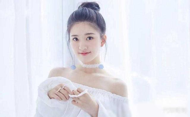 盘点来自四川的20位美女明星，个个貌美如花，你最喜欢谁？