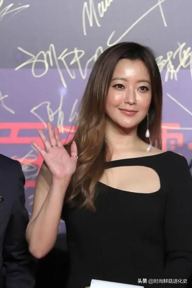 金喜善不愧是韩国第一美女！把礼服一袖子剪掉，巧在胸口挖洞惊艳