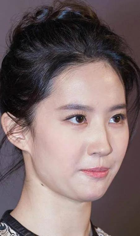 娱乐圈内公认的十位素颜美女，李沁仅排最后，第一名真的惊为天人