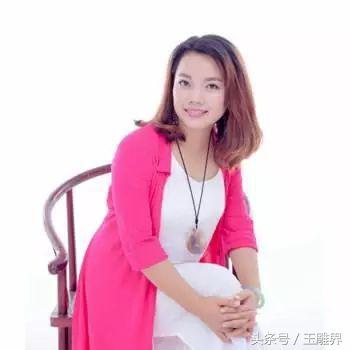 婀娜多姿玉雕美女身材凹凸有致，温润玉质好想抚摸一下