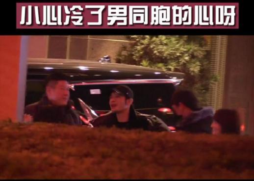 黄晓明深夜与美女聚餐！两人贴脸拥抱不避嫌，与杨颖婚姻状况成谜