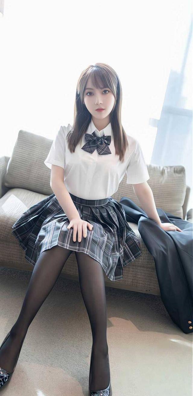 美女写真：美少女白色衬衣搭配jk百褶裙，黑丝和白丝款款都是经