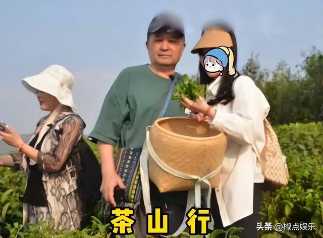 毕福剑与多位美女爬山摘茶！挎10元布包似农民，隐退后生活很精彩