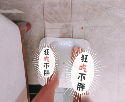 杜若溪晒自拍照，肉肉在妈妈怀中熟睡，小奶膘萌化众人