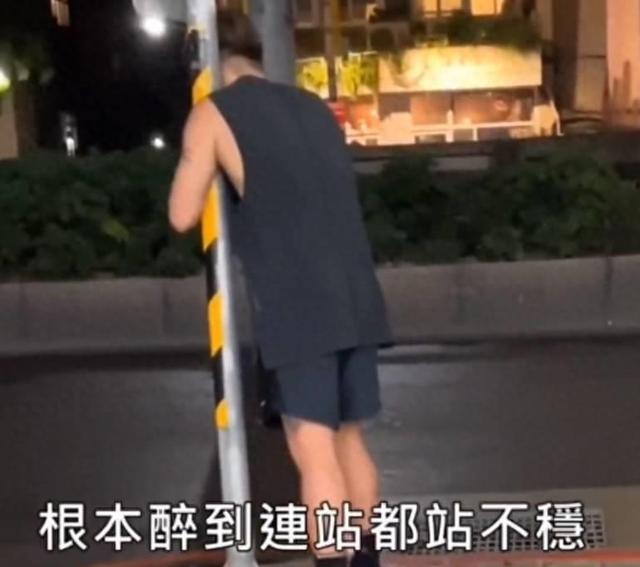 曝欧弟深夜街头醉酒！抱标志牌下蹲模样滑稽，同行辣妹好身材吸睛