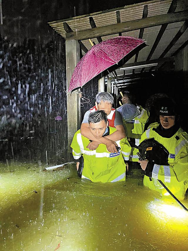 最黑雨災下最甜美笑容 少女脫困面露歡顏