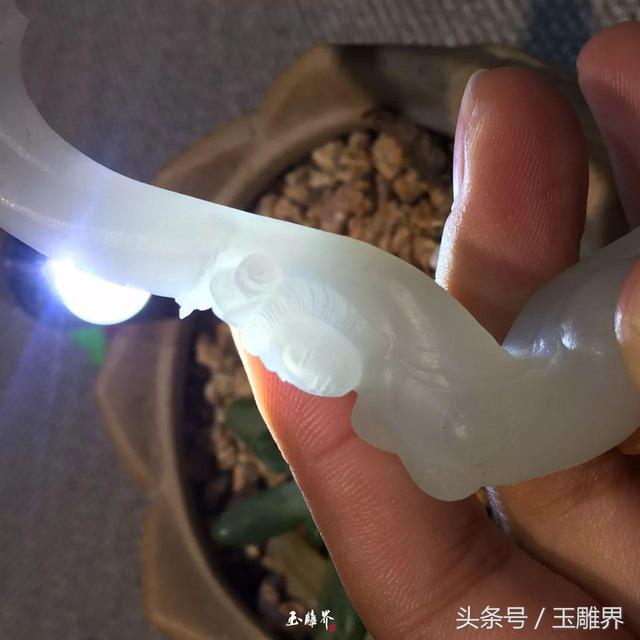 婀娜多姿玉雕美女身材凹凸有致，温润玉质好想抚摸一下