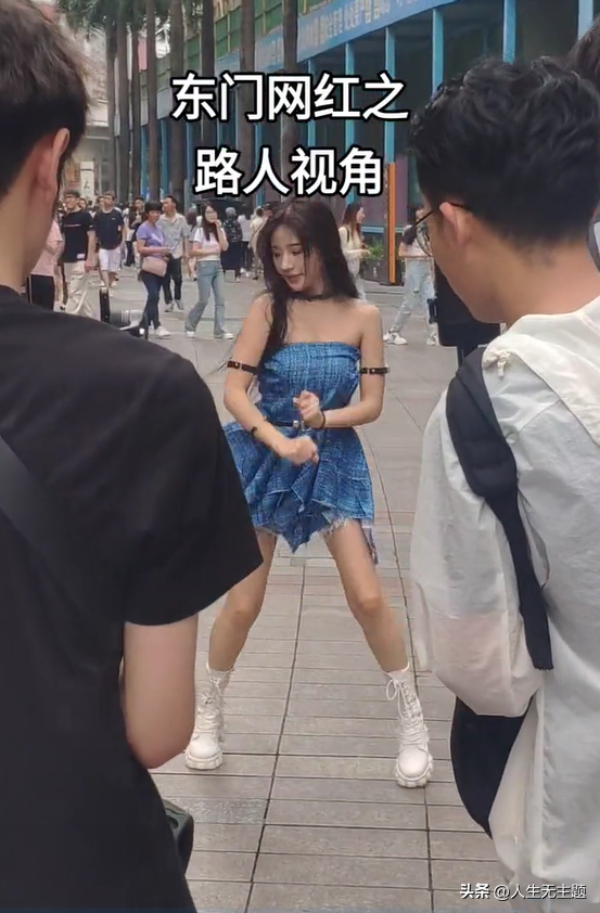 广东一女生在路边拍视频，光着脚跳舞也不嫌脏：难怪她们能挣钱