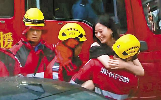 最黑雨災下最甜美笑容 少女脫困面露歡顏