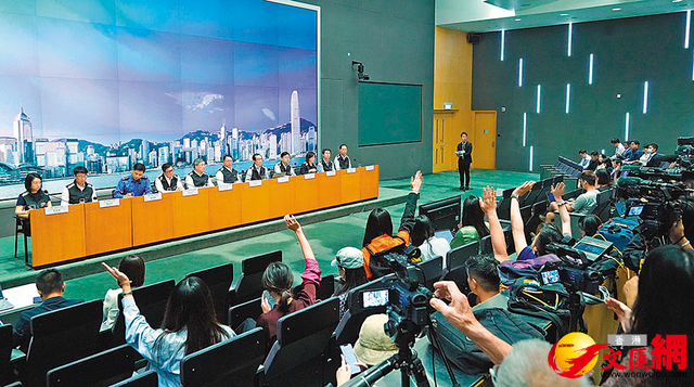 最黑雨災下最甜美笑容 少女脫困面露歡顏