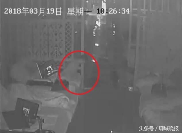 3女子浴场过夜被人舔脚趾，嫌疑人被抓：看到女的穿拖鞋就忍不住