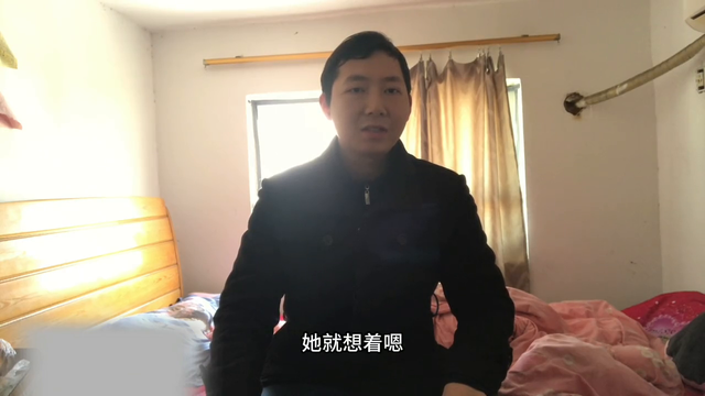 90后小伙回来的路上，遇到一个准备摆摊卖小吃的小姐姐