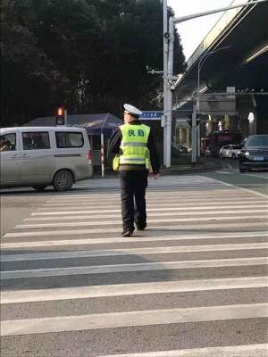 美女停车场抖屁股(车身狂抖女司机路口停车求助，“汽车兵”辅警20分钟解决问题)