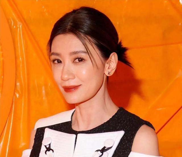 揭秘外媒“照妖镜”：女星真容曝光，痘坑胸部全暴露！