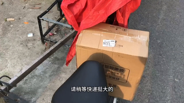 90后小伙回来的路上，遇到一个准备摆摊卖小吃的小姐姐