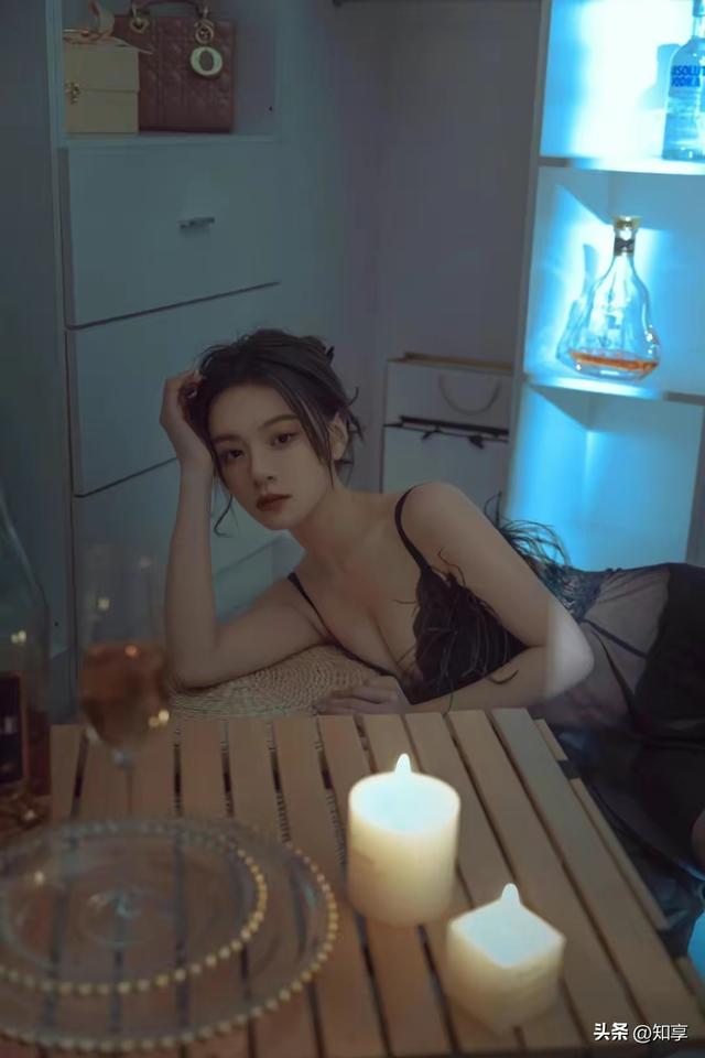 魅力夜光，黑裙吊带美女夜晚室入拍摄写真