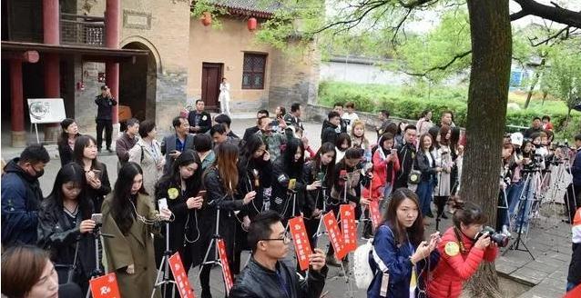 咸阳：美女网红主播团队走进泾阳，学习秦商文化追寻茯茶的历史足迹