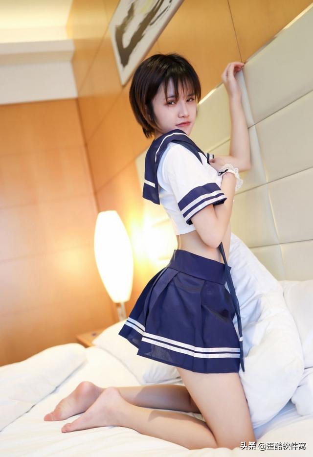 俏皮短发美女jk制服诱惑床上写真