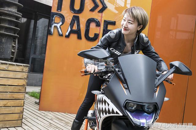 美女骑士“大橙子”和她的KTM RC390