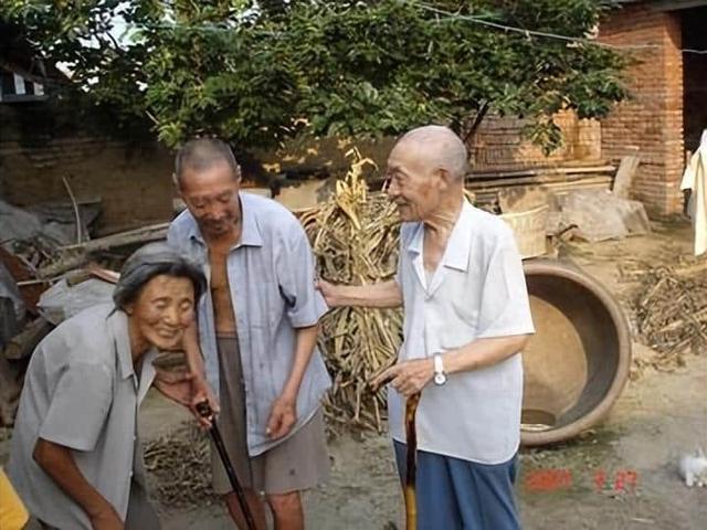 男子在工地宿舍与大妈合住，只被一张布帘隔开，两人却因此相爱!