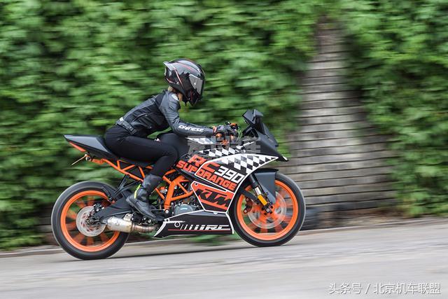 美女骑士“大橙子”和她的KTM RC390