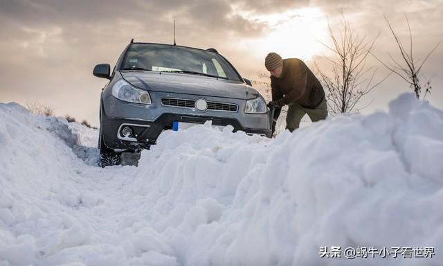 冰天雪地里，车子趴窝惹人急；美女路见有难，伸手相助解忧愁