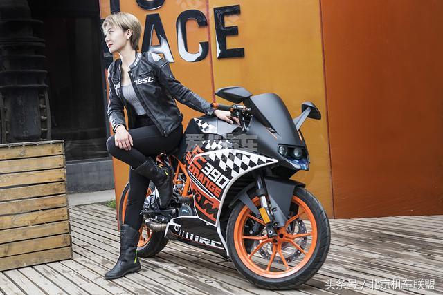 美女骑士“大橙子”和她的KTM RC390