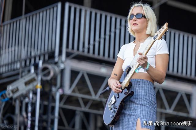 BottleRock音乐节 性感金发红唇美女 黑丝透明性感上衣 大白腿！