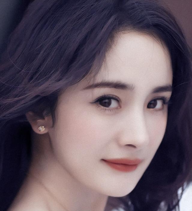 网爆黄晓明当众摸女友屁股，浪漫约会同居，新女友酷似Angelababy