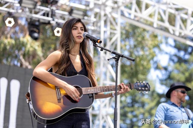 BottleRock音乐节 性感金发红唇美女 黑丝透明性感上衣 大白腿！