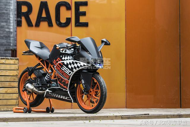 美女骑士“大橙子”和她的KTM RC390