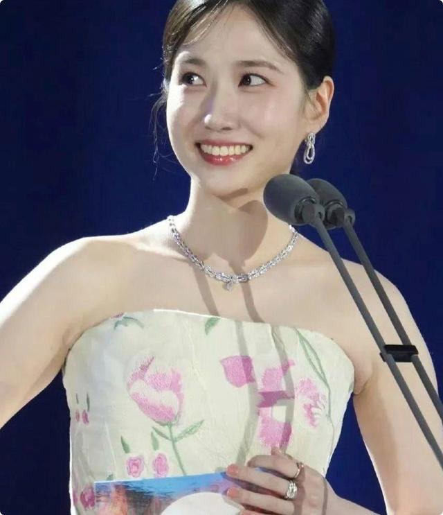 44岁汤唯“欲”出新高度，人松肉紧、风情万种，肤若凝脂似少女