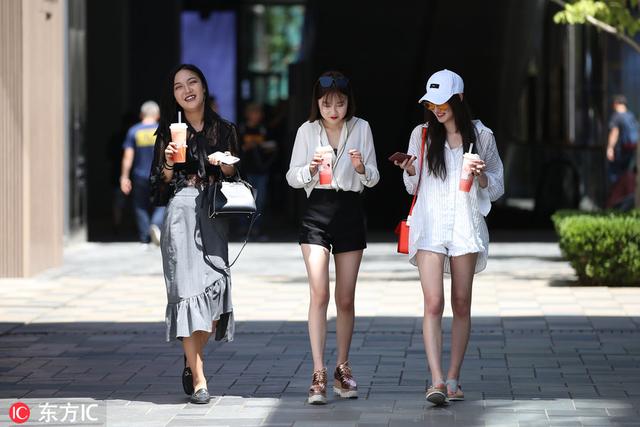 北京炎热高温持续 三里屯街头美女着清凉夏装秀大长腿