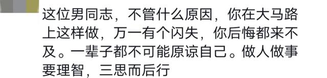 保时捷车主将妻子和孩子拖出车外，吵架原因有点离谱