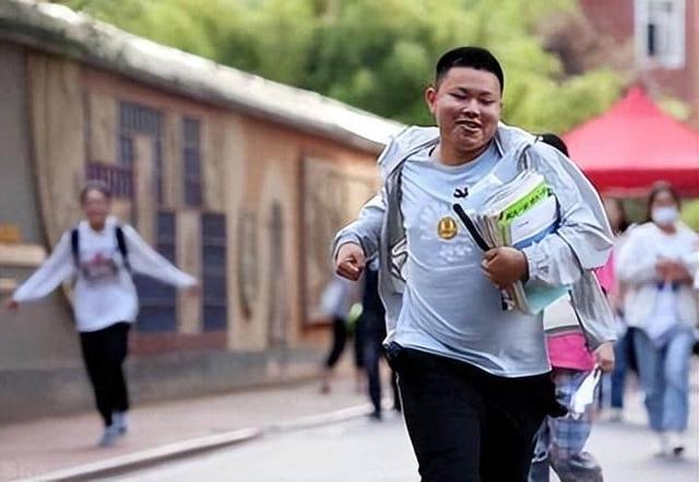 女子与两男子洗鸳鸯浴，事后视频曝光，女子：我已身败名裂