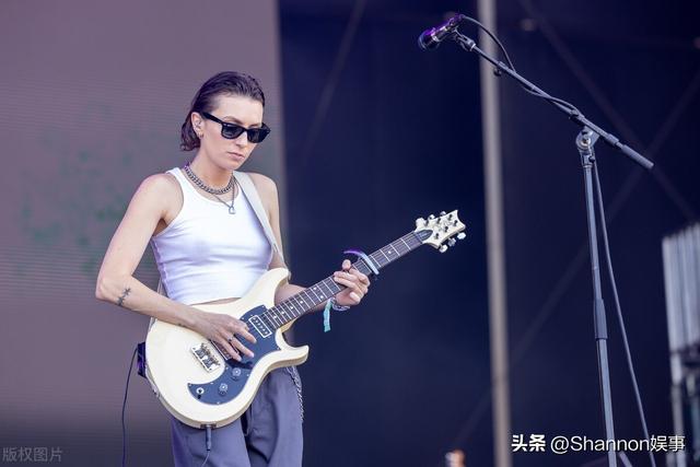 BottleRock音乐节 性感金发红唇美女 黑丝透明性感上衣 大白腿！